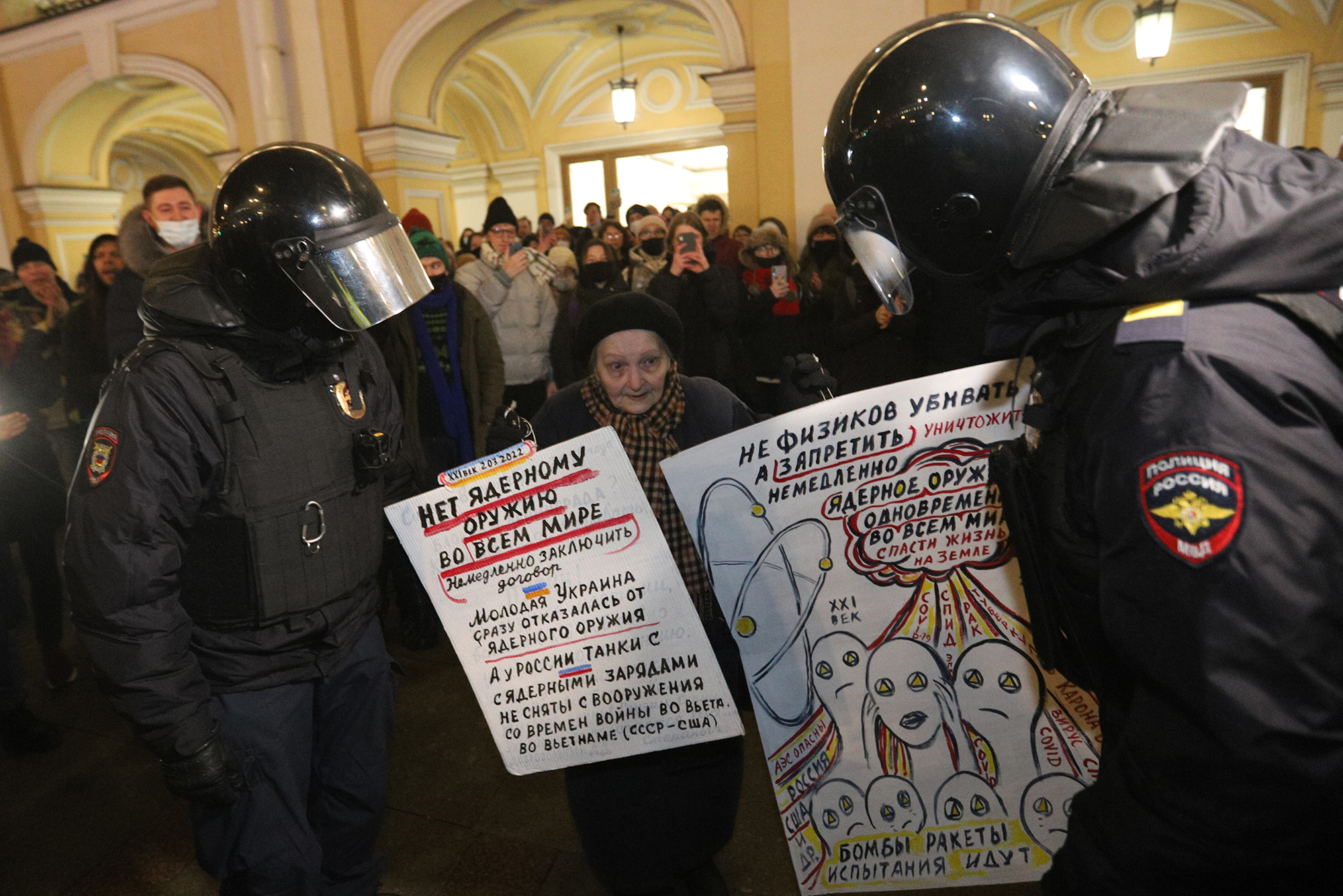 ST. PETERSBURG, RUSSIA - MARCH 2: Security forces intervene in anti-war protesters in Saint-Petersburg, Russia on March 2, 2022. (Photo by Sergey Mihailicenko/Anadolu Agency via Getty Images)