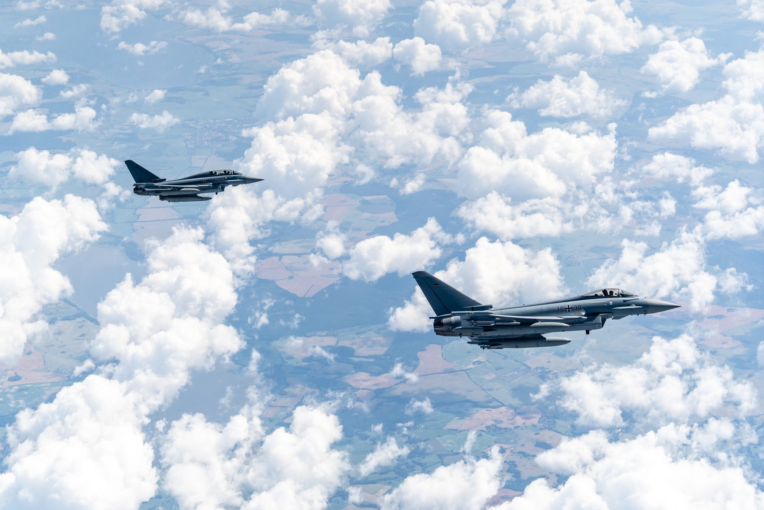 Foto: Vācijas Gaisa spēku iznīcinātājs "Eurofighter Typhoon" mācību vingrinājumā (Avots: NATO arhīvs)